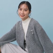 インデックス(index)のリボンブローチフィルムラメフェザーカーディガン【洗濯機OK】