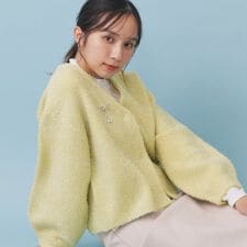 インデックス(index)のリボンブローチフィルムラメフェザーカーディガン【洗濯機OK】