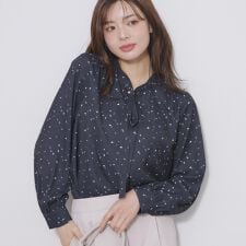 フェイクパールピンボウタイブラウス【洗濯機OKイージーアイロンストレッチ】《XS-LL》