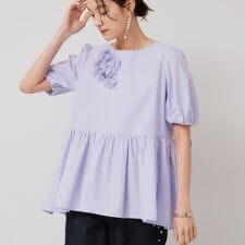 【接触冷感／ペプラム】コサージュ風ブラウス