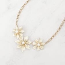 【フェイクパール付】フラワーモチーフショートネックレス