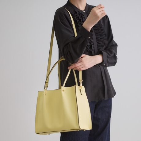 [^ԁF76902039]andGIRLtyױюwLISTzɌfڂꂽiłByfUCztg̃^bNnhfUCȃXNGAtHg[gobOB500ml̃ybg{g鍂̎g₷TCYłB{̊J̓t@Xi[t[ŒȂ̂ňSłBOɂ͎o₷[|Pbg3wŉו̕ʂɕ֗łBV_[xgtŌ|΂ߊ|ł2WAYBiȃRogłdʊwɂ֗łBydlzE|PbgF~4Ɩ̊֌WɂAۂFČꍇ܂B܂Ap\REX}[gtHȂǂ̊ɂA኱iƉ摜̃J[قȂꍇ܂By25SSzd:690g(TvTCY)