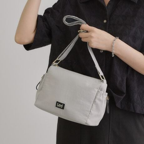 [^ԁF76901023]yfUCzLeeʒ̝fނ̃V_[obOBTCh̃hXg|PbgɁASƃT[N̋JWAɂȂ߂Ȃ|CgBChV_[Ŏ΂ߊ|₷AXNGA^̃RpNgȃTCYB500ml̃ybg{gⒷz[\ȕ֗͂łBydlzE|PbgFO~2 ~1Ɩ̊֌WɂAۂFČꍇ܂B܂Ap\REX}[gtHȂǂ̊ɂA኱iƉ摜̃J[قȂꍇ܂By25SSzd:170g(TvTCY)