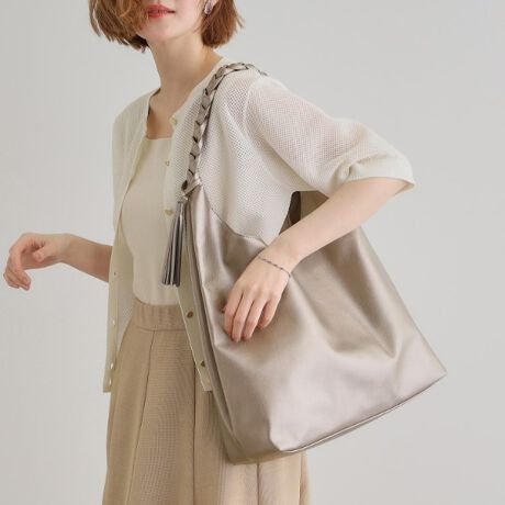 [^ԁF76902075]yfUCz_炩v̂ՂeʃV_[obOBVvȂAO҂݃fUC̃nhƎO\ȃ^bZ`[|CgłB|₷nh̒Bו̑ɃIXXłBydlzE|PbgF~3EA4TCY[Ɩ̊֌WɂAۂFČꍇ܂B܂Ap\REX}[gtHȂǂ̊ɂA኱iƉ摜̃J[قȂꍇ܂By25SSzd:435g(TvTCY)