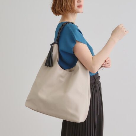 [^ԁF76902075]yfUCz_炩v̂ՂeʃV_[obOBVvȂAO҂݃fUC̃nhƎO\ȃ^bZ`[|CgłB|₷nh̒Bו̑ɃIXXłBydlzE|PbgF~3EA4TCY[Ɩ̊֌WɂAۂFČꍇ܂B܂Ap\REX}[gtHȂǂ̊ɂA኱iƉ摜̃J[قȂꍇ܂By25SSzd:435g(TvTCY)