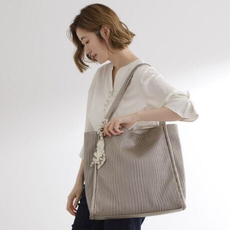 [^ԁF76904071]yfUCz_炩vɃv[cH{fނ̃g[gobOBA4TCYcɓ邽ՂeʂŁAigdłł܂BJ̓}OlbgĂAnh͒߂Ō|₷TCYłBtŃXJ[ttĂ܂BydlzE|PbgF~3EA4TCY[Ɩ̊֌WɂAۂFČꍇ܂B܂Ap\REX}[gtHȂǂ̊ɂA኱iƉ摜̃J[قȂꍇ܂Bd:570g(TvTCY)