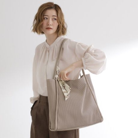 [^ԁF76904071]yfUCz_炩vɃv[cH{fނ̃g[gobOBA4TCYcɓ邽ՂeʂŁAigdłł܂BJ̓}OlbgĂAnh͒߂Ō|₷TCYłBtŃXJ[ttĂ܂BydlzE|PbgF~3EA4TCY[Ɩ̊֌WɂAۂFČꍇ܂B܂Ap\REX}[gtHȂǂ̊ɂA኱iƉ摜̃J[قȂꍇ܂Bd:570g(TvTCY)