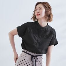 涼やかさと上品さを兼ね備えた　レースシャツブラウス