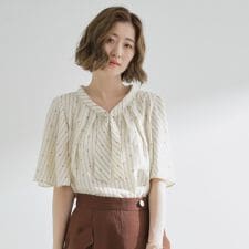 パール調ピン付ボウタイブラウス