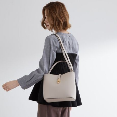 [^ԁF76904030]yfUCzig₨dɂ􂷂AIItg邫ƌ̃V_[obOBtg̃^g̃xgANZgłB莝₷V[gnhƁA|΂ߊ|ł郍OV_[t2WAYdlłB{̐^񒆂ɂ́At@Xi[t̎d؂肪tĂ܂B̏íA{qwďC̐lԍHwɊÂĊ悵iłB513E524J[AnhƃTChzFJ[łBydlzE|PbgF~2Ɩ̊֌WɂAۂFČꍇ܂B܂Ap\REX}[gtHȂǂ̊ɂA኱iƉ摜̃J[قȂꍇ܂Bd:550g(TvTCY)