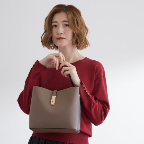 [^ԁF76904030]yfUCzig₨dɂ􂷂AIItg邫ƌ̃V_[obOBtg̃^g̃xgANZgłB莝₷V[gnhƁA|΂ߊ|ł郍OV_[t2WAYdlłB{̐^񒆂ɂ́At@Xi[t̎d؂肪tĂ܂B̏íA{qwďC̐lԍHwɊÂĊ悵iłB513E524J[AnhƃTChzFJ[łBydlzE|PbgF~2Ɩ̊֌WɂAۂFČꍇ܂B܂Ap\REX}[gtHȂǂ̊ɂA኱iƉ摜̃J[قȂꍇ܂Bd:550g(TvTCY)