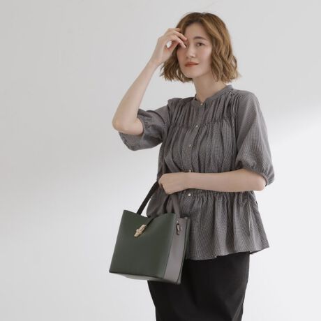 [^ԁF76904030]yfUCzig₨dɂ􂷂AIItg邫ƌ̃V_[obOBtg̃^g̃xgANZgłB莝₷V[gnhƁA|΂ߊ|ł郍OV_[t2WAYdlłB{̐^񒆂ɂ́At@Xi[t̎d؂肪tĂ܂B̏íA{qwďC̐lԍHwɊÂĊ悵iłB513E524J[AnhƃTChzFJ[łBydlzE|PbgF~2Ɩ̊֌WɂAۂFČꍇ܂B܂Ap\REX}[gtHȂǂ̊ɂA኱iƉ摜̃J[قȂꍇ܂Bd:550g(TvTCY)