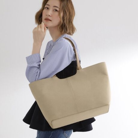 [^ԁF76904054]yfUCzA4TCYۂ[łAdɂ􂷂_unhg[gobOB{̂̓XG[h̍vfނɁAnh̓X[X̍ṽRrB|₷nhƎ莝ȒZnhŎgłAX^COV[ɍ킹ăAWł܂BydlzE|PbgFO~1 ~3EA4TCY[Ɩ̊֌WɂAۂFČꍇ܂B܂Ap\REX}[gtHȂǂ̊ɂA኱iƉ摜̃J[قȂꍇ܂Bd:550g(TvTCY)