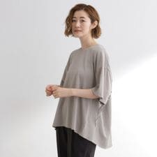 後ろ姿で魅せる　バックドロストシャーリングTシャツ