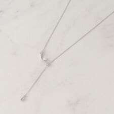 三日月メタルパール調スライドネックレス