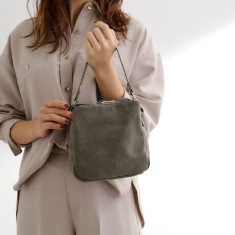 [^ԁF76904078]yfUCzXNGAtH̃VvV_[obOBgĥXG[h̍gpĂ܂B{̐^񒆂̓t@Xi[[AO̓|PbgɂȂו̎dɕ֗łBV[gVV_[̃ngN炵|CgBOV_[Ƃ̎gł2WAYłBydlzE|PbgF~2Ɩ̊֌WɂAۂFČꍇ܂B܂Ap\REX}[gtHȂǂ̊ɂA኱iƉ摜̃J[قȂꍇ܂By25AWzd:355g(TvTCY)