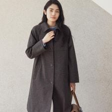 グローブ(grove)のクラシカルな佇まい 大人のステンカラーロングコート