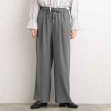 きれい見えとリラックス感を両立。秋の大人カジュアルに効くイージーパンツ