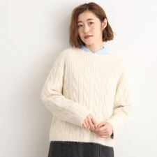 ふんわり包み込む ケーブルボートネックニット