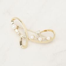 パール調ビジューブローチ