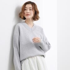ラフさときれいめを両立する、大人のスウェットライクVネックニット
