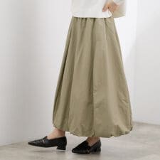 軽やかに揺れて、旬のムードを纏う エスカルゴバルーンスカート