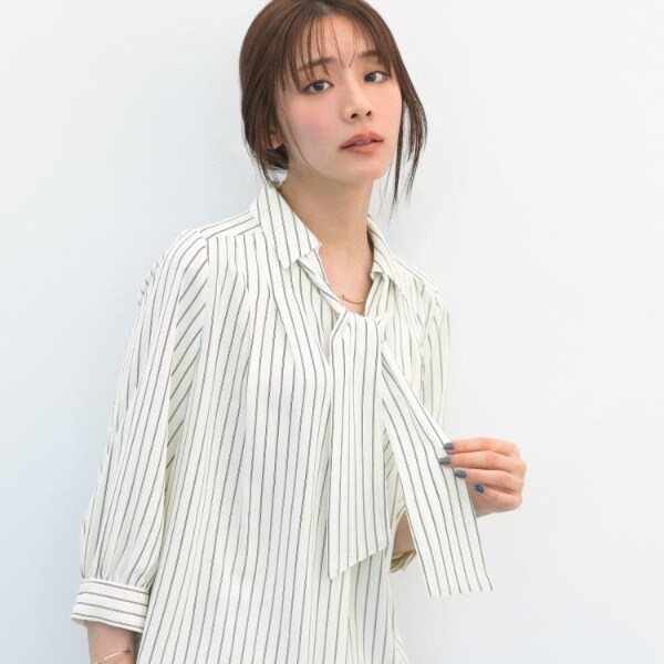 月のチャーム付きリボン　ブラウス風 肩開き風リボンブラウス[品番：IGAW0005266]｜axes femme（アクシーズ