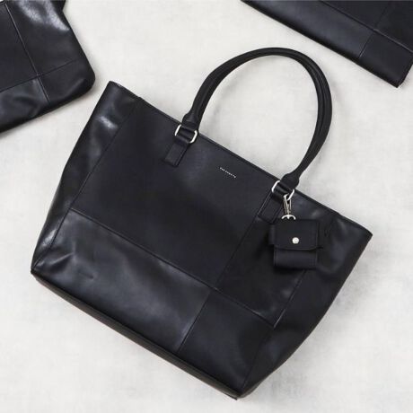 [^ԁF61601104]yfUC|CgzɋAiȕ\̃TtBA[mdグgpg[gobOBOf玝蕔A[Ǝ蕔obNŌŒB苭xAbvAPCt@CEٓȂǎ[IfC[rWlXV[܂ŕLgAs[^[ɑlCV[YBm[gPC^ubg̎^тɕ֗PCX[u͂A}EXȂǂ̏̎[ɕ֗ȃ|PbgĂAڂ₷fUCɂȂĂ܂BCz[\ȃ~jU[P[XtBO\Ȃ̂ŒP̎głAʂ̃obOɕtւ߂łBubN019COL̓TtBA[mipV{jA919COL̓VNydlzE|PbgF~4 tP[X~1EA4t@C[Ɩ̊֌WɂAۂFČꍇ܂B܂Ap\REX}[gtHȂǂ̊ɂA኱iƉ摜̃J[قȂꍇ܂Bd:865g