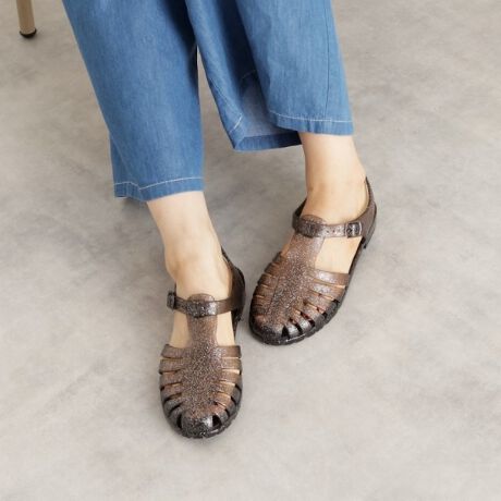 [^ԁF04003200]yfUCz炫炵o[fނgpT_́A؂₩Ŋyۂ^ꑫłBOJfUCIŁAẴX^Cɂ҂̃ACełBI[vȃfUC͒ʋCǂAy₩邽߁Ar[`⃊][gaɍœKłByfށzPVCfނ́AyʂŗSnKB炫炵H{Ă邽߁AɃANZgǉAR[fBl[gɉ؂₩vX܂B܂AꂪȒPȂ̂ŁAgɂSłByȂ|Cgz̃T_́AT}[hXV[gpcƍ킹邱ƂŁAbNXẴJWAX^C܂BVvTVcƂ̃R[fBl[g߂ŁAy₩Ȉۂ^邱Ƃł܂BȂAVvȃr[`obOANZT[킹邱ƂŁAŜ̃R[fBl[g߁AwĂ܂BƖ̊֌WɂAۂFČꍇ܂B܂Ap\REX}[gtHȂǂ̊ɂA኱iƉ摜̃J[قȂꍇ܂Bd:45(24.5cm)Б195g