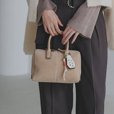 [^ԁF04004113]yfUCzgh̃XG[hfނgpARƂ킢炵VGbgۓIȃ{XgobOłBԂȃTCYȂAt@Xi[[܂łJ߁ALԌŕ̏oꂪX[Yɍs܂B`[tŃVvȃtHɃANZgAiȈۂoB܂At̃XgbvɂA莝͂V_[ƂĂg邽߁AV[ɍ킹g\łByȂ|Cgẑ܂ܕig͂AItBXJWA₨oV[ɂ҂ȃACeBVvłȂAfBe[̂肪ŜiグfUĆAR[fBl[g̃ANZgƂĂ߂łBydlzE|PbgF~2Ɩ̊֌WɂAۂFČꍇ܂B܂Ap\REX}[gtHȂǂ̊ɂA኱iƉ摜̃J[قȂꍇ܂Bd:355g