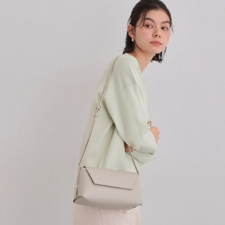 [^ԁF04005101]yfUCzRƂۂ݂̂VGbg킢~jV_[BAǴA1vfނgpVvŌyȃfUC͂łBRpNgȂ݊A茳ɏiȃANZgvX܂ByfށSnzǎȊvgpĂ邽߁AϋvƏ_炩˔AyʂŎ^тyB̂ɉtBbgAԂ̎gpłXgXȂdオłByȂ|CgzVvȃfUCŁALV[̃R[fBl[gɍ킹₷̂ŁAJWAȃX^CItBXAp[eB[܂ŁAǂȃV[łgACełB̃ANZT[ƂāAԂȂꂽۂo܂BydlzE|PbgȂƖ̊֌WɂAۂFČꍇ܂B܂Ap\REX}[gtHȂǂ̊ɂA኱iƉ摜̃J[قȂꍇ܂Bd:225g