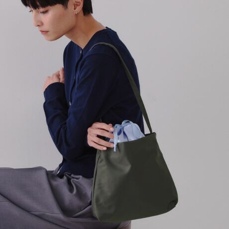 [^ԁFC7112024]ّfނ̑gݍ킹VNȋВfBeB[̃fUCV_[obOE{̂̓iCfށAВ̓TefނgpEّfނ̈قȂ鎿̑gݍ킹VNȃV_[obOEJ͋ВfUCŁAobO̒gɂdlE500mlybg{gcɎ܂TCYE|Pbgtōׂȉו̎dɕ֗|PbgF1yfUCzقȂ鎿̑gݍ킹VNȃV_[obOB{̂̓iCfށA㕔̋Вɂ̓TefނgpB500mlybg{gcɎ܂TCYŁAڈȏɎ[͂܂BJ͋ВfUCŁAobO̒gɂdlȂ̂|CgłB[hȕ͋CŁAꂢ߃X^COɂJWAX^CO킹₷fUCobOłB|\Ɩ̊֌WɂAۂFČꍇ܂B܂Ap\REX}[gtHȂǂ̊ɂA኱iƉ摜̃J[قȂꍇ܂Bd:130g