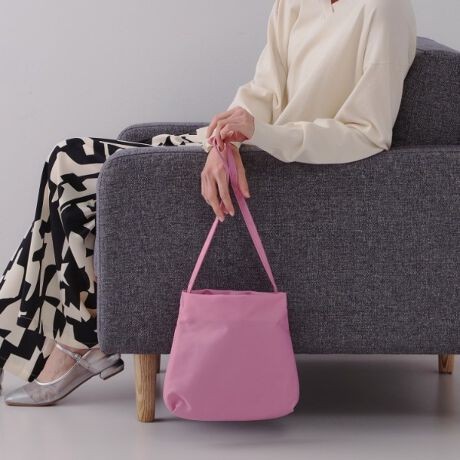 [^ԁFC7112024]ّfނ̑gݍ킹VNȋВfBeB[̃fUCV_[obOE{̂̓iCfށAВ̓TefނgpEّfނ̈قȂ鎿̑gݍ킹VNȃV_[obOEJ͋ВfUCŁAobO̒gɂdlE500mlybg{gcɎ܂TCYE|Pbgtōׂȉו̎dɕ֗|PbgF1yfUCzقȂ鎿̑gݍ킹VNȃV_[obOB{̂̓iCfށA㕔̋Вɂ̓TefނgpB500mlybg{gcɎ܂TCYŁAڈȏɎ[͂܂BJ͋ВfUCŁAobO̒gɂdlȂ̂|CgłB[hȕ͋CŁAꂢ߃X^COɂJWAX^CO킹₷fUCobOłB|\Ɩ̊֌WɂAۂFČꍇ܂B܂Ap\REX}[gtHȂǂ̊ɂA኱iƉ摜̃J[قȂꍇ܂Bd:130g