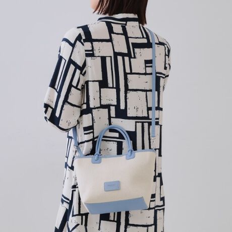 [^ԁFC7112043]GK[LoXnƍfނgݍ킹fUCV_[obOEfނ̕g|Cg̃~hTCYg[gobOE{̕ɂ̓n̂LoXfނgpE500mlybg{g܂[́EO\ȃV_[Xgbvt2WAYdlEV_[Xgbv͒\E|Pbgtōׂȉו̎dɕ֗|PbgF2yfUCzfނ̕giȈۂ̃LoXobOB{̂̓GK[̃LoXfނgpAJAV_[Ȃǂɂ̓X[XȎ̍fނgpĂ܂B{̑Oʒ́AfނɃG{XH{uh̍󂪂肰ȂfUC|CgłBRpNgȌڂȂA500mlybg{g[͂܂BV_[Xgbv͎O\Ał̂|CgB|PbgtŁAׂȉו̎d̍ۂɕ֗Â1J̓t@Xi[|PbgȂ̂ŖhƖʂSłB500mlybg{g[\2WAYƖ̊֌WɂAۂFČꍇ܂B܂Ap\REX}[gtHȂǂ̊ɂA኱iƉ摜̃J[قȂꍇ܂Bd:280g