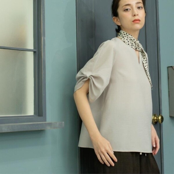 リネンライクキーネックタックスリーブブラウス【洗濯機洗い可吸水速乾接触冷感】