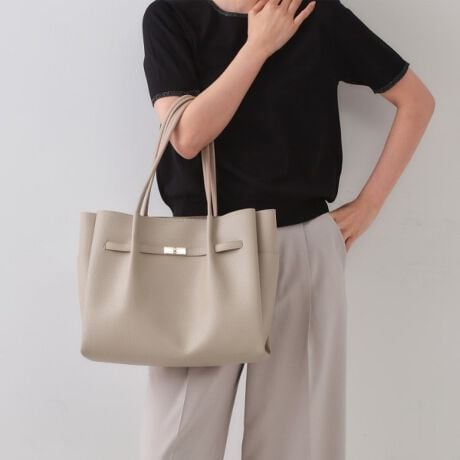 [^ԁFC7114002]ʋΒʊw̃LC߃X^COɍ킹₷IyʂŃ\tgȍfނgpfUCA4g[gobOEyʃVNgpE\ʂɉʂ̂fނȂ̂ŃLYڗɂEtgxg̃fUCƕg̃S[h^p[ciȈہEA4TCYt@C[́E|PbgtŁA̎dɕ֗yfUCz{̂3wdlŉו̎d₷AXbLfUCA4TCYg[gobOBʋ΂ʊw̃LC߃X^COɃsb^ȃfUCłB\ʂɉʊ̂yʍfނgpĂAVN^ĕ\ʂ̉ʊoƂŃLYڗɂA舵̂₷fނłB{̂ɂ͓|PbgtŁAו̎d₷̂|CgłBydlzE|PbgF~2 O~2EA4t@C[ʋΑΉA4t@C[\|\Ɩ̊֌WɂAۂFČꍇ܂B܂Ap\REX}[gtHȂǂ̊ɂA኱iƉ摜̃J[قȂꍇ܂Bd:440g