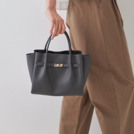 [^ԁFC7114001]2WAYdlꂵI{̑OʃxgfUC̃~hTCYg[gobOEyʍfނgp~hTCYg[gobOELYڗɂʂ̂VNgpE{̏㕔̃xgfUC肰Ȃ|CgE}`t500mlybg{g͖薳܂TCYEO\ȃV_[Xgbv͒߂\E|PbgAו̎dɕ֗yfUCzʋΑΉ\ȏiȈۂ̃~hTCYg[gobOBʂăLYڗɂVNgpBJ̓}OlbgdlŁA}`tȂ̂Ōڈȏ̎[͂܂B{̒㕔ɔzxgfUC肰Ȃ|CgŁAS̓Iɂꂢ߂ȈۂɎdグĂ܂BV_[Xgbv͎O\A߂\ŁAgłD݂̒ɒ߂܂B|PbgtŁA̎d֗Ȃ̂|CgłBydlzE|PbgF~32WAY500mlybg{g[\ȂȂߊ|\|\ʋΑΉƖ̊֌WɂAۂFČꍇ܂B܂Ap\REX}[gtHȂǂ̊ɂA኱iƉ摜̃J[قȂꍇ܂Bd:350g