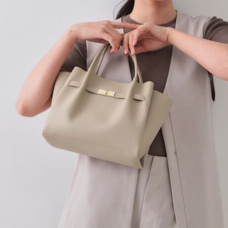 [^ԁFC7114001]2WAYdlꂵI{̑OʃxgfUC̃~hTCYg[gobOEyʍfނgp~hTCYg[gobOELYڗɂʂ̂VNgpE{̏㕔̃xgfUC肰Ȃ|CgE}`t500mlybg{g͖薳܂TCYEO\ȃV_[Xgbv͒߂\E|PbgAו̎dɕ֗yfUCzʋΑΉ\ȏiȈۂ̃~hTCYg[gobOBʂăLYڗɂVNgpBJ̓}OlbgdlŁA}`tȂ̂Ōڈȏ̎[͂܂B{̒㕔ɔzxgfUC肰Ȃ|CgŁAS̓Iɂꂢ߂ȈۂɎdグĂ܂BV_[Xgbv͎O\A߂\ŁAgłD݂̒ɒ߂܂B|PbgtŁA̎d֗Ȃ̂|CgłBydlzE|PbgF~32WAY500mlybg{g[\ȂȂߊ|\|\ʋΑΉƖ̊֌WɂAۂFČꍇ܂B܂Ap\REX}[gtHȂǂ̊ɂA኱iƉ摜̃J[قȂꍇ܂Bd:350g