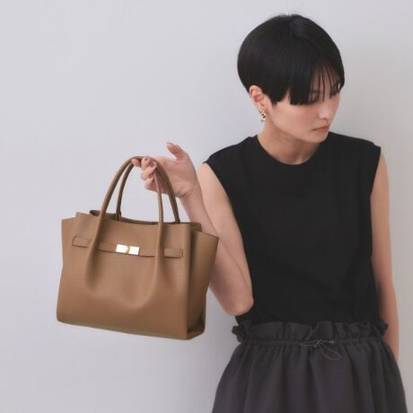 [^ԁFC7114001]2WAYdlꂵI{̑OʃxgfUC̃~hTCYg[gobOEyʍfނgp~hTCYg[gobOELYڗɂʂ̂VNgpE{̏㕔̃xgfUC肰Ȃ|CgE}`t500mlybg{g͖薳܂TCYEO\ȃV_[Xgbv͒߂\E|PbgAו̎dɕ֗yfUCzʋΑΉ\ȏiȈۂ̃~hTCYg[gobOBʂăLYڗɂVNgpBJ̓}OlbgdlŁA}`tȂ̂Ōڈȏ̎[͂܂B{̒㕔ɔzxgfUC肰Ȃ|CgŁAS̓Iɂꂢ߂ȈۂɎdグĂ܂BV_[Xgbv͎O\A߂\ŁAgłD݂̒ɒ߂܂B|PbgtŁA̎d֗Ȃ̂|CgłBydlzE|PbgF~32WAY500mlybg{g[\ȂȂߊ|\|\ʋΑΉƖ̊֌WɂAۂFČꍇ܂B܂Ap\REX}[gtHȂǂ̊ɂA኱iƉ摜̃J[قȂꍇ܂Bd:350g