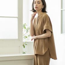《5色展開SS-LLサイズ》スキッパー金ボタンブラウスセットアップ対応【防シワストレッチ洗濯機洗い可】
