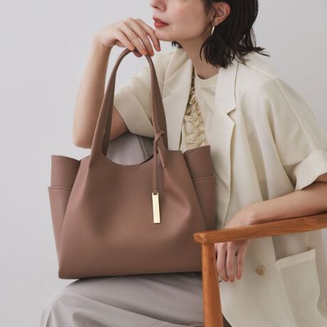 [^ԁFC7114003]dobOɂ߁I}`tőeʂfނ̃g[gobOEyʂ̃VNfނgpE\ʂɉʊ̂fނȂ̂ŃLY≘ꂪڗÂ炢̂|CgE{̑Oʂ̃uh胁^p[c肰ȂfUC|CgEVvȃfUCłǂȃR[fɂ킹₷g[gobOE{̌̓}OlbgdlŊJyE}`LƂĂ̂Ŏ[͂AJ傫̂ŁAƂ̂o₷̂|CgE蕔͌Ɋ|ۂɃSɂAtBbg₷fUCɁE{̑O͂|PbgtŃX}[gtHȂǂƎo̎dɕ֗E{̑ʂɂ̓TCh|Pbgt500mlybg{g܂ݎPȂǂ̎[ɕ֗ydlzE|PbgF8iAOTCh|PbgF2A|PbgF2A|PbgF4jƖ̊֌WɂAۂFČꍇ܂B܂Ap\REX}[gtHȂǂ̊ɂA኱iƉ摜̃J[قȂꍇ܂Bd:505g