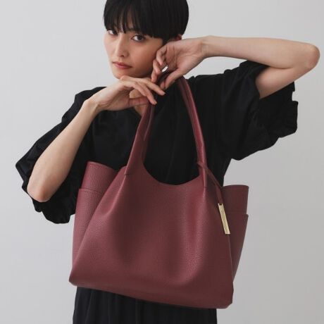 [^ԁFC7114003]dobOɂ߁I}`tőeʂfނ̃g[gobOEyʂ̃VNfނgpE\ʂɉʊ̂fނȂ̂ŃLY≘ꂪڗÂ炢̂|CgE{̑Oʂ̃uh胁^p[c肰ȂfUC|CgEVvȃfUCłǂȃR[fɂ킹₷g[gobOE{̌̓}OlbgdlŊJyE}`LƂĂ̂Ŏ[͂AJ傫̂ŁAƂ̂o₷̂|CgE蕔͌Ɋ|ۂɃSɂAtBbg₷fUCɁE{̑O͂|PbgtŃX}[gtHȂǂƎo̎dɕ֗E{̑ʂɂ̓TCh|Pbgt500mlybg{g܂ݎPȂǂ̎[ɕ֗ydlzE|PbgF8iAOTCh|PbgF2A|PbgF2A|PbgF4jƖ̊֌WɂAۂFČꍇ܂B܂Ap\REX}[gtHȂǂ̊ɂA኱iƉ摜̃J[قȂꍇ܂Bd:505g