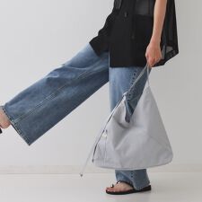 【A4サイズ対応／長さ調整可能】ダブルトライアングルデザインショルダーバッグ