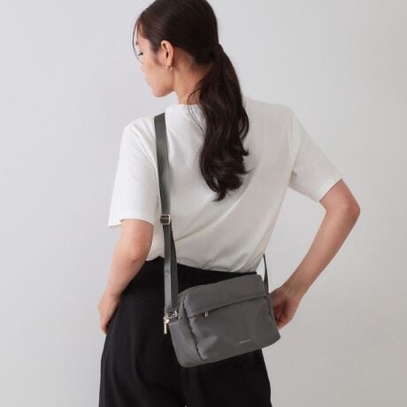 [^ԁFC7114006]fC[gɊIH{2WAYdľyʃ~jV_[obOyfUCzEoɕ֗ȃVv~jV_[obOE{̂ɂ́AfC[gɊAH{|GXefނgpĂ܂BE}`tŌڈȏɎ[͂A500mlybg{g[\EV_[Xgbv͒\Ȃ̂|CgłBE{̑OɃ|PbgAוd₷AOʕ̓t@Xi[tȂ̂ŖhƖʂSB X}[gtHJ[hP[XȂǁAƎo̎[ɕ֗łByHzE̐íA\ʂɂ͂₷\Ă܂BShł͂܂BD琅Z邱Ƃ܂B̌ʂ͉ivIȂ̂ł͂܂BydlzE|PbgF~5 O~2EJ[hP[X|PbgtƖ̊֌WɂAۂFČꍇ܂B܂Ap\REX}[gtHȂǂ̊ɂA኱iƉ摜̃J[قȂꍇ܂Bd:250g