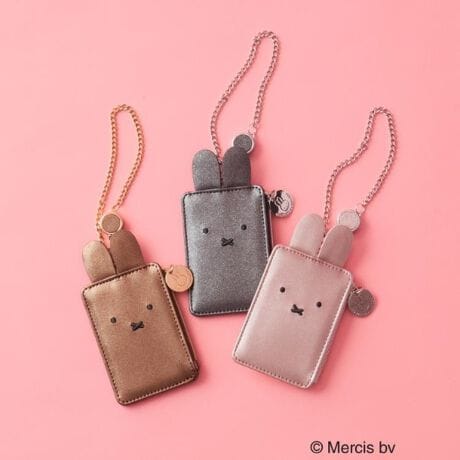 [^ԁFC7194015]miffy ~ OPAQUE.CLIP ̃R{[VACe2025NẴR{́A~btB[a70NjXyVȃCibvIlC̃h[`[́A~btB[oB肰ȂhJ{ꂽLbvTVcȂǁAfC[ɎgăObYĂ܂Bly߂R{ACeƊyĂ߂܂傤IyfUCz~btB[̂ڂpXP[XB悭̂iȍfނgpĂ܂BJjJtĂ̂ŁAobOɃ`[ƂĎt^O\łBICJ[hЈ؂ȂǃJ[hނ[\ŁANAȂ̂ŃgJP[XƂĂg܂B܂AobO`[ƂĎtĎgpł邽߁A̐Szy֗ACełBLk[Ă̂ŁAobOɂ܂܉Dʂ̂|CgłBt@Xi[̈ɂ́A70NLOIWi`[tBfނŁAO܂̍ziC71-94016j肪܂B~btB[a70NLOfUC̉DtĂ܂By~btB[z1955Nɐ܂ꂽ~btB[͏Ȃ̏̎qBI_̊G{ƃfBbNEu[i񂪕`G{̎lłBydlzE|PbgFt@Xi[|Pbg~1 J[h|Pbg~1Ɩ̊֌WɂAۂFČꍇ܂B܂Ap\REX}[gtHȂǂ̊ɂA኱iƉ摜̃J[قȂꍇ܂B