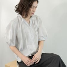 シアーフリルネックブラウス【洗濯機洗い可】