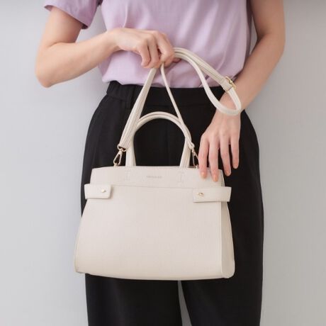 [^ԁFC7114018]2WAYdlꂵI{̑Oʂ̃^p[cfUC̃~hTCYobOEyʍfނgp~hTCYg[gobOELYڗɂʂ̂VNgpE{̏㕔̃^p[cfUC肰Ȃ|CgE}`t500mlybg{g͖薳܂TCYEO\ȃV_[Xgbv͒߂\E|PbgtŁAו̎dɕ֗|PbgF2iA|PbgF1jyfUCzʋΑΉ\ȏiȈۂ̃~hTCYg[gobOBʂăLYڗɂVNgpBJ̓}OlbgdlŁA}`tȂ̂Ōڈȏ̎[͂܂B{̒㕔ɔz^p[cfUC肰Ȃ|CgŁAS̓Iɂꂢ߂ȈۂɎdグĂ܂BV_[Xgbv͎O\A߂\ŁAgłD݂̒ɒ߂܂B|PbgtŁA̎d֗Ȃ̂|CgłBfނŃ~jTCYiC71|14017j܂B2WAYyʁʋΑΉ|\ȂȂߊ|\Ɩ̊֌WɂAۂFČꍇ܂B܂Ap\REX}[gtHȂǂ̊ɂA኱iƉ摜̃J[قȂꍇ܂Bd:430g