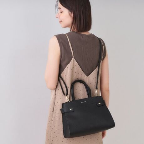 [^ԁFC7114018]2WAYdlꂵI{̑Oʂ̃^p[cfUC̃~hTCYobOEyʍfނgp~hTCYg[gobOELYڗɂʂ̂VNgpE{̏㕔̃^p[cfUC肰Ȃ|CgE}`t500mlybg{g͖薳܂TCYEO\ȃV_[Xgbv͒߂\E|PbgtŁAו̎dɕ֗|PbgF2iA|PbgF1jyfUCzʋΑΉ\ȏiȈۂ̃~hTCYg[gobOBʂăLYڗɂVNgpBJ̓}OlbgdlŁA}`tȂ̂Ōڈȏ̎[͂܂B{̒㕔ɔz^p[cfUC肰Ȃ|CgŁAS̓Iɂꂢ߂ȈۂɎdグĂ܂BV_[Xgbv͎O\A߂\ŁAgłD݂̒ɒ߂܂B|PbgtŁA̎d֗Ȃ̂|CgłBfނŃ~jTCYiC71|14017j܂B2WAYyʁʋΑΉ|\ȂȂߊ|\Ɩ̊֌WɂAۂFČꍇ܂B܂Ap\REX}[gtHȂǂ̊ɂA኱iƉ摜̃J[قȂꍇ܂Bd:430g