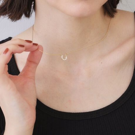 [^ԁFC7134131]yfUCzn`[t̃rW[؂₩oAv`yX^C̃lbNXj[NȃANZgvXBꂽfUĆAigʂȏʂ܂ŕLłACełByȂ|CgzVvȃgbvXhXɍ킹邱ƂŁA񌳂ɈۓIȉ؂₩炵܂B܂ÃlbNXƂ̏d˕ty߁AghӂX^CȒPɎBƖ̊֌WɂAۂFČꍇ܂B܂Ap\REX}[gtHȂǂ̊ɂA኱iƉ摜̃J[قȂꍇ܂B