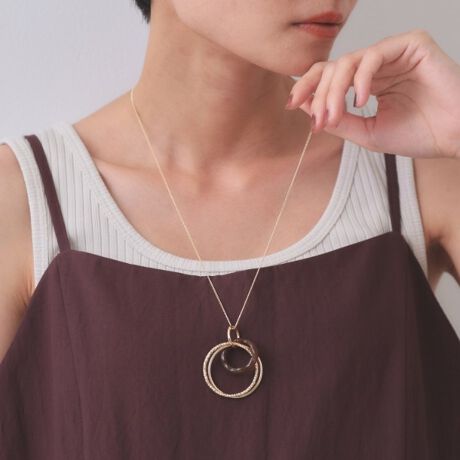 [^ԁFC7134139]yfUCz3̈قȂ郊O▭ɏdȂ荇X^CbVȃfUCBOX^CŁAɂ肰Ȃ{[oAVvȂĂ܂Bꂽۂ^iłByȂ|CgzVvȃs[XfjX^Cɍ킹āAR[fBl[g̎ƂĊBd˕t⑼̃ANZT[Ƃ̑gݍ킹y߁AV[Cɍ킹ʂȃX^CO\łBƖ̊֌WɂAۂFČꍇ܂B܂Ap\REX}[gtHȂǂ̊ɂA኱iƉ摜̃J[قȂꍇ܂B